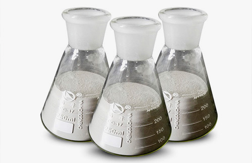 Quel est le rôle de l'agent réducteur de l'eau PCE dans le béton auto-nivelant?